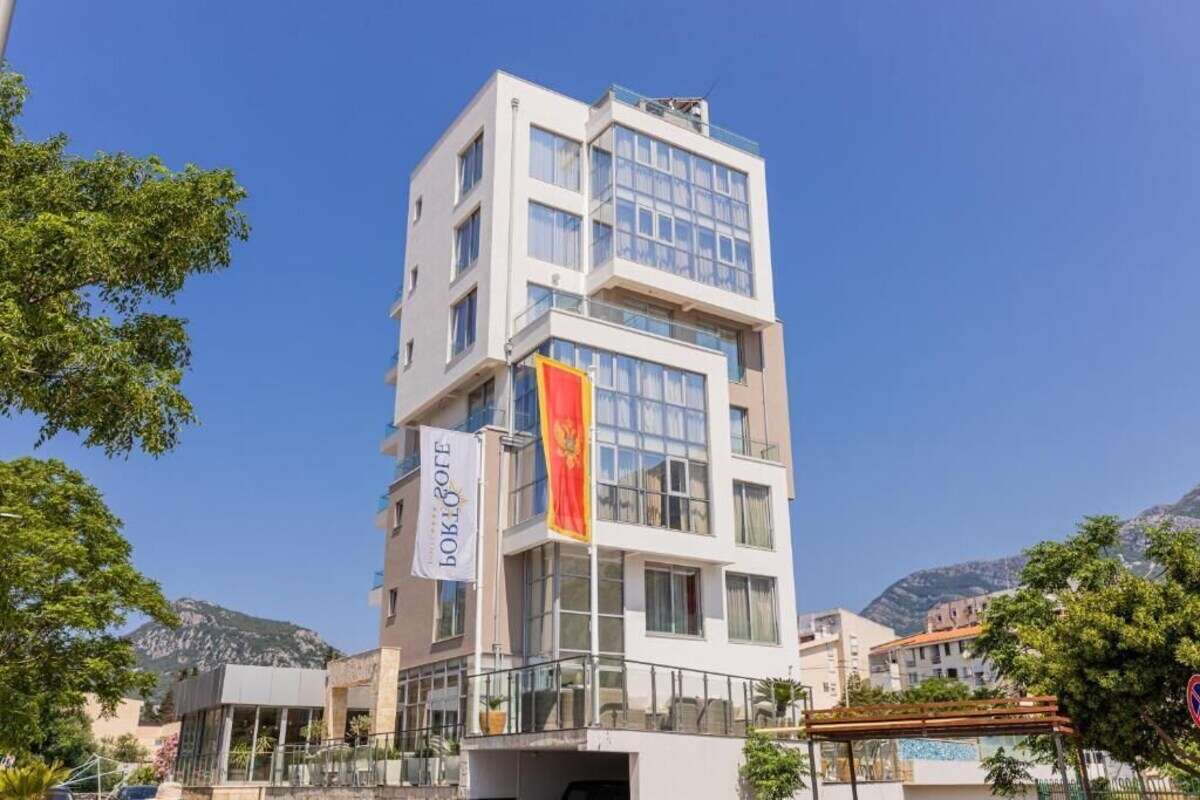 Porto Sole Hotel building in Sutomore